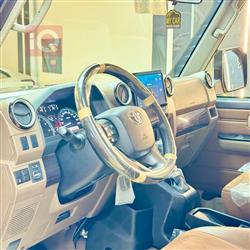 تۆیۆتا لاند کرۆزەر ٧٠ پیکاپ